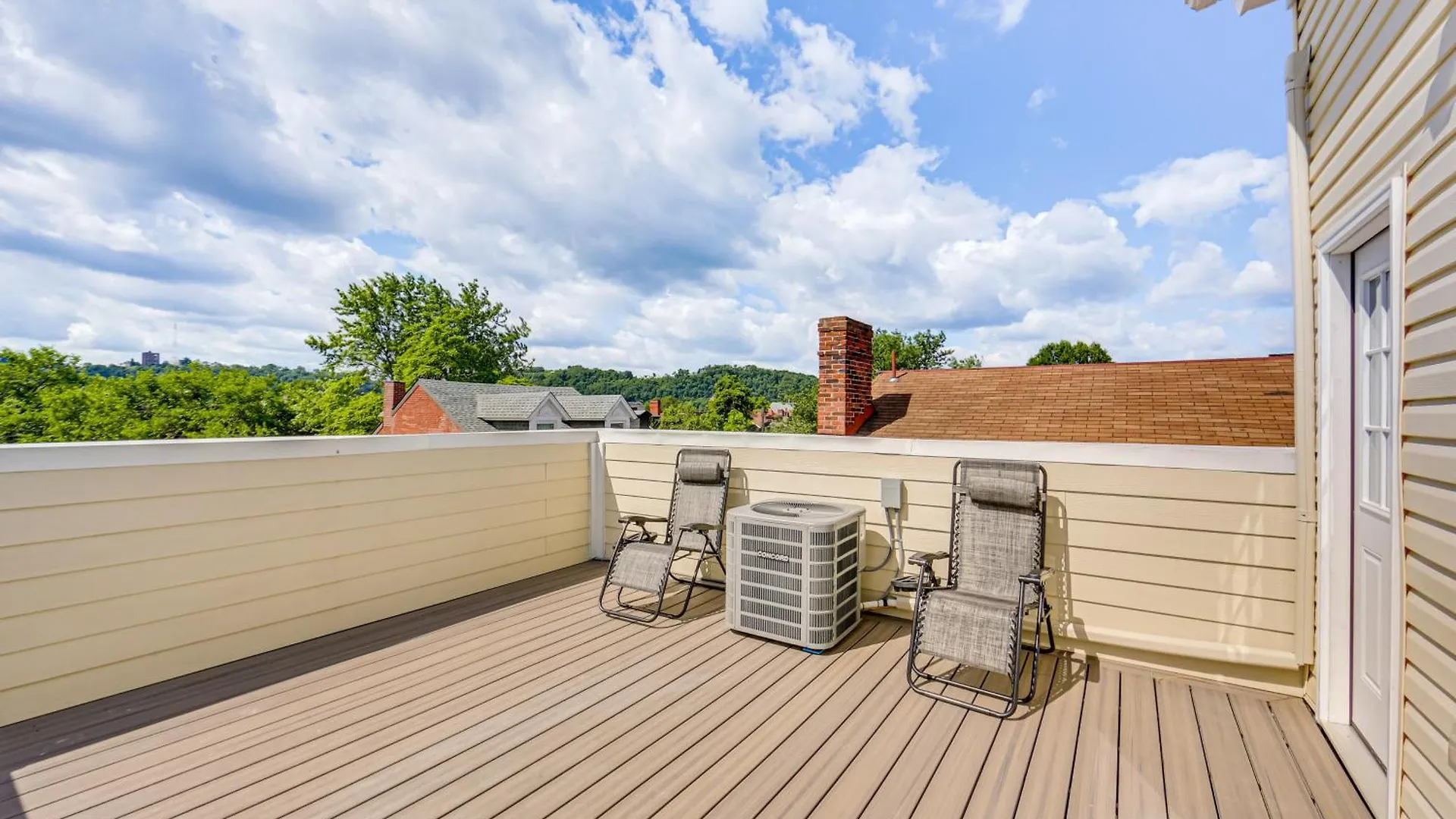 Modern Pittsburgh Home With Rooftop Deck And Backyard 0*,